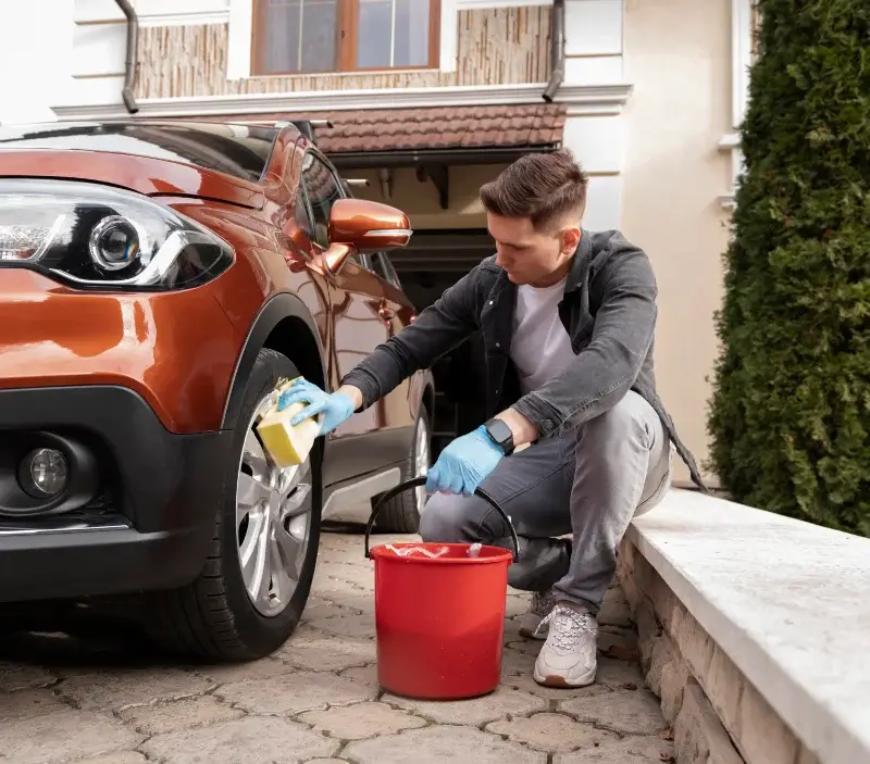 Lavage auto à domicile Mouilleron-le-Captif : professionnel intervenant sur un véhicule